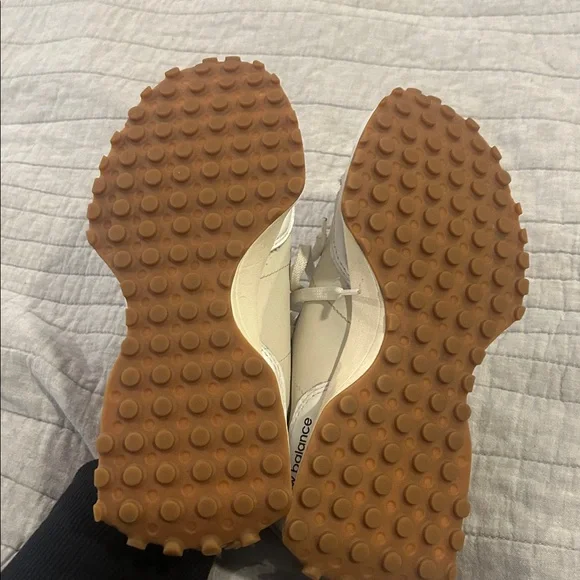 New Balance White and Cream Sneakers size 8.5 - Picture 5 of 6